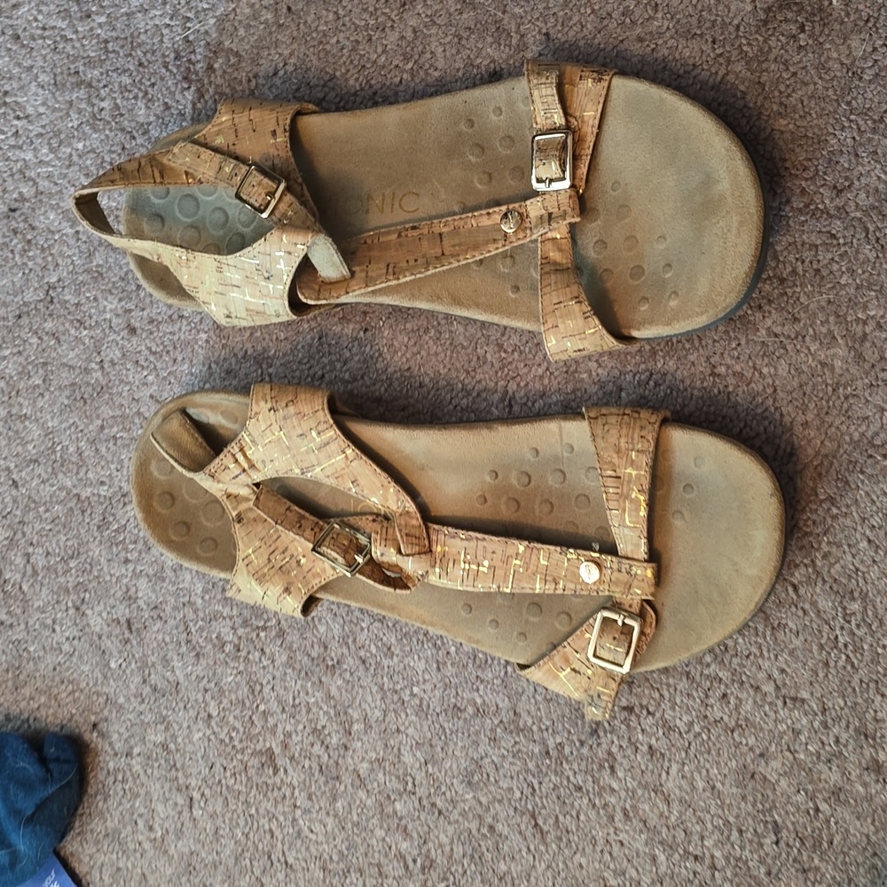Vionic island gold cork t-strap sandal